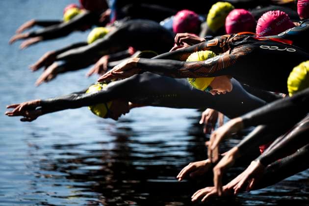 Sport Themen der Woche KW26 Bilder des Jahres 2023, Sport 06 Juni Sport Bilder des Tages 230629 Deltagare vid starten av simmomentet i triathlon under dag 3 av SM-veckan den 29 juni 2023 i Umea. *** 230629 Participants at the start of the swimming part of the triathlon during day 3 of the SM week on June 29, 2023 in Umea.  Copyright: SIMONxELIASSON BB230629SE020