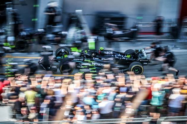 FORMULA 1 - GP of Austria 2023 SPIELBERG,AUSTRIA,29.JUN.23 - MOTORSPORTS, FORMULA 1 - Grand Prix of Austria, Red Bull Ring, preview, pit lane walk. Image shows a pit stop training with Lewis Hamilton (GBR Mercedes).  GEPAxpictures xManfredxBinder