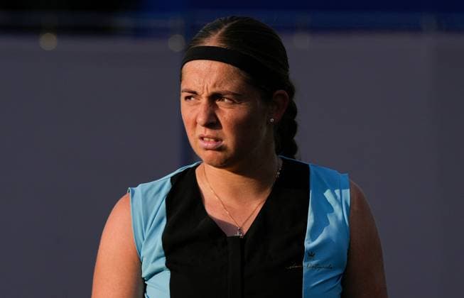 Mandatory Credit: Photo by Dave Shopland Shutterstock (13984800ed) Jelena Ostapenko retires hurt in her Quarter Final Rothesay International Eastbourne, Tennis, Day Four, Devonshire Park, Eastbourne, UK - 29 Jun 2023 Rothesay International Eastbourne, Tennis, Day Four, Devonshire Park, Eastbourne, UK - 29 Jun 2023  Copyright: xDavexShopland Shutterstockx 13984800ed