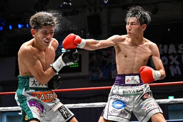 Sport Themen der Woche KW26 Toshiki Shimomachi (red gloves) and Ryuto Owan (black gloves) compete during their vacant Japanese Superbantam weight Title boxing bout at Korakuen Hall in Tokyo, Japan, June 29, 2023. Noxthirdxpartyxsales  (223031137)