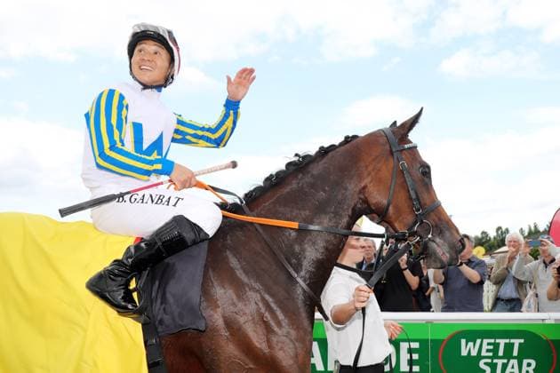 Bilder des Jahres 2023, Sport 06 Juni Sport Bilder des Tages 30.06.2023, Hamburg, Hansestadt-Hamburg, GER - Clever Candy mit Bayarsaikhan Ganbat nach dem Sieg im Grossen Preis von Lotto Hamburg. Galopprennbahn Hamburg-Horn. (Pferd, Jockey, Clever Candy, Ganbat, Sieg) 230630D710HAMBURG.JPG *** 30 06 2023, Hamburg, Hanseatic City of Hamburg, GER Clever Candy with Bayarsaikhan Ganbat after winning the Grand Prix of Lotto Hamburg Galopprennbahn Hamburg Horn horse, jockey, Clever Candy, Ganbat, victory 230630D710HAMBURG JPG