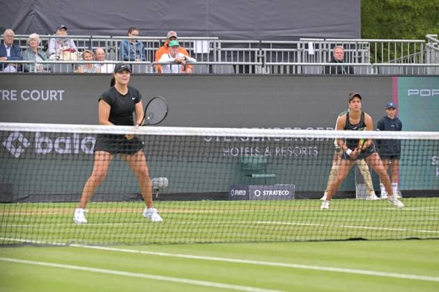 30.06.2023, xbrx, Tennis Bad Homburg Open WTA, Tennis Damen 250, emspor, v.l. Marozana, Lidsija, Martins, Ingrid (BRA), fokussiert, konzentriert, spielt den Ball Bad Homburg