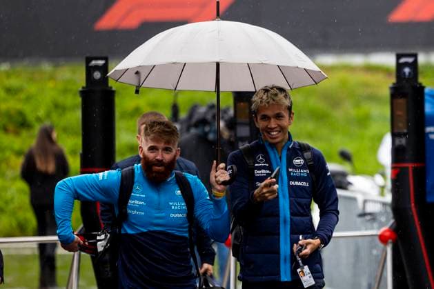 FORMULA 1 - GP of Austria 2023 SPIELBERG,AUSTRIA,01.JUL.23 - MOTORSPORTS, FORMULA 1 - Grand Prix of Austria, Red Bull Ring, sprint shootout. Image shows Alexander Albon (THA Williams) with his trainer.  GEPAxpictures xMatthiasxTrinkl