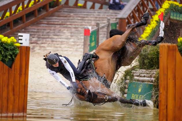Bilder des Jahres 2023, Sport 07 Juli Sport Themen der Woche KW26 Sport Bilder des Tages AACHEN - CHIO 2023, AACHEN - CHIO 2023 BOECKMANN Calvin (GER), Altair de la Cense stürzt an Hindernis 10a SAP-Cup - Nationenpreis Vielseitigkeit Teilprüfung Gelände Cross-Country Aachen, Reitstadion Soers 01. July 2023 - *** AACHEN CHIO 2023, AACHEN CHIO 2023 BOECKMANN Calvin GER , Altair de la Cense falls at obstacle 10a SAP Cup Nations Cup Eventing Cross Country Aachen, Soers 01 July 2023
