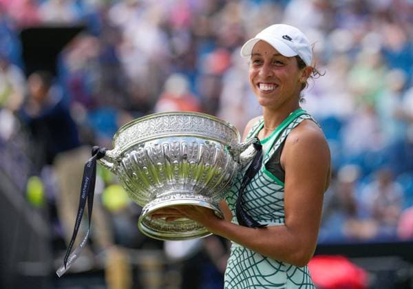 Bilder des Jahres 2023, Sport 07 Juli Sport Themen der Woche KW26 Sport Bilder des Tages Mandatory Credit: Photo by Dave Shopland Shutterstock (13984806h) USA s Madison Keys with Winner s Trophy Rothesay International Eastbourne, Tennis, Day Six, Devonshire Park, Eastbourne, UK - 01 Jul 2023 Rothesay International Eastbourne, Tennis, Day Six, Devonshire Park, Eastbourne, UK - 01 Jul 2023  Copyright: xDavexShopland Shutterstockx 13984806h