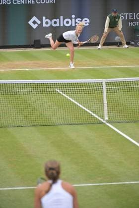 01.07.2023, xbrx, Tennis Bad Homburg Open WTA, Tennis Damen 250, emspor, v.l. FINALS, Siniakova, Katerina (CZE), +Bronzetti, Lucia (ITA), fokussiert, konzentriert, spielt den Ball, Bad Homburg