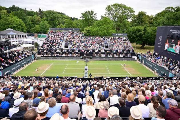 01.07.2023, xbrx, Tennis Bad Homburg Open WTA, Tennis Damen 250, emspor, v.l. FINALS, Bronzetti, Lucia (ITA), Siniakova, Katerina (CZE), spielt den Ball, fokussiert, konzentriert, Stadionansicht, Innenraum, Rasen, fans, Zuschauer Bad Homburg