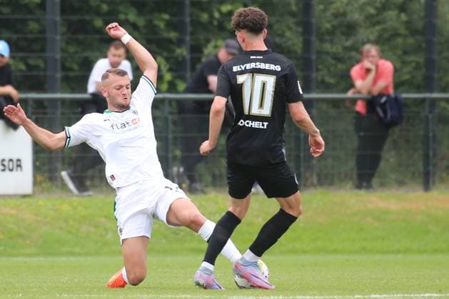 Mönchengladbach, Deutschland 01. Juli 2023: Testspiel - 2023 2024 - Bor. Mönchengladbach U23 vs. SV Elversberg Im Bild: v. li. im Zweikampf Kushtrim Asallari (Borussia Mönchengladbach U23) und Jannik Rochelt (SV Elversberg) Borussia Park Platz 7 Nordrhein Westfalen Copyright: xFotostandx xVanxderxVeldenx