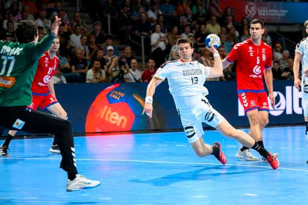 Berlin, 29. Juni 2023: Handball U21, U 21 WM - Finalrunde - Halbfinale - Deutschland - Serbien v.li. Luka Krivokapic (Serbien), Renars Uscins (Deutschland TSV Hannover-Burgdorf) Berlin Max-Schmeling-Halle Berlin Deutschland