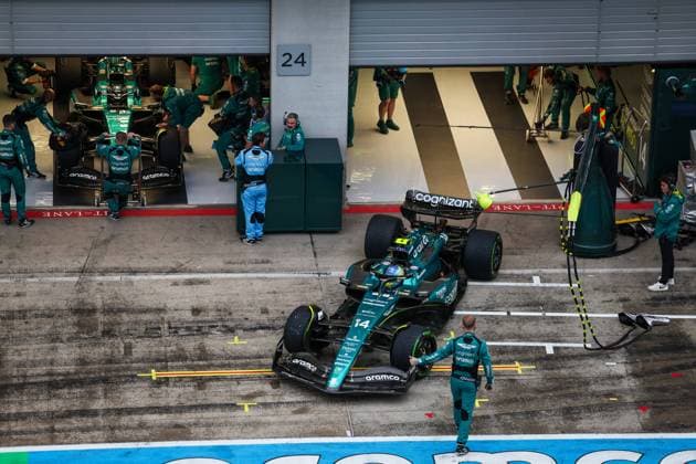 14 ALONSO Fernando (spa), Aston Martin F1 Team AMR23, action pitlane during the 2023 Formula 1 Rolex Grosser Preis von Osterreich, 2023 Austrian Grand Prix, 9th round of the 2023 Formula One World Championship, WM, Weltmeisterschaft from June 30 to July 2, 2023 on the Red Bull Ring, in Spielberg, Austria - F1 - AUSTRIAN GRAND PRIX 2023 DPPI Panoramic  00123022_GOOD3392 