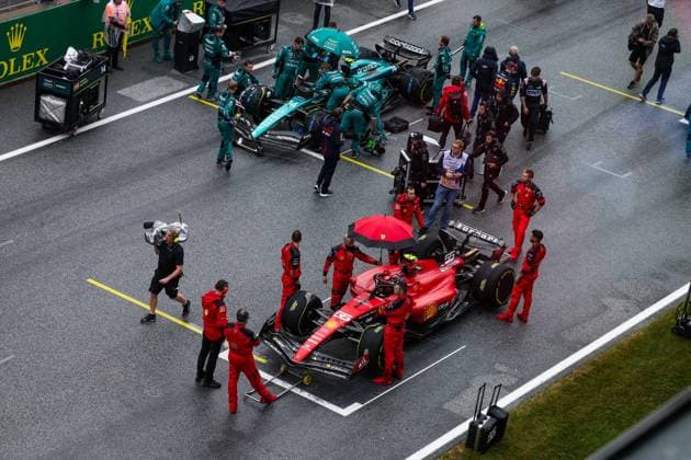 55 SAINZ Carlos (spa), Scuderia Ferrari SF-23, 14 ALONSO Fernando (spa), Aston Martin F1 Team AMR23, starting grid during the 2023 Formula 1 Rolex Grosser Preis von Osterreich, 2023 Austrian Grand Prix, 9th round of the 2023 Formula One World Championship, WM, Weltmeisterschaft from June 30 to July 2, 2023 on the Red Bull Ring, in Spielberg, Austria - F1 - AUSTRIAN GRAND PRIX 2023 DPPI Panoramic 00123022_GOOD3607