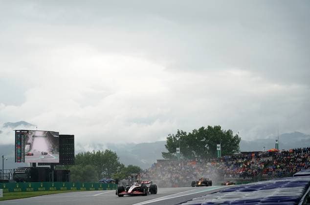 Formula 1 Rolex Großer Preis von Österreich 2023 01.07.2023, Red Bull Ring , Spielberg, Formula 1 Rolex Großer Preis von Österreich 2023 , im Bild Nico Hülkenberg (DEU), Moneygram Haas F1 Team, Sergio Perez (MEX), Oracle Red Bull Racing
