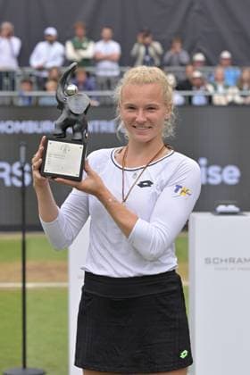 01.07.2023, xbrx, Tennis Bad Homburg Open WTA, Tennis Damen 250, emspor, v.l. FINALS, Siegerehrung, ceremony, 1. platz, 1st place, winner, siegerin, Siniakova, Katerina (CZE), laechelt, laecheln, Lachen, smile, trophaee, trophy Bad Homburg