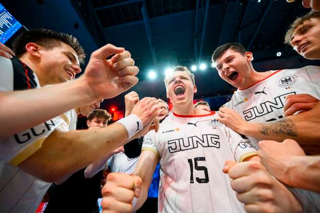 Sport Bilder des Tages Berlin, 29. Juni 2023: Handball U21, U 21 WM - Finalrunde - Halbfinale - Deutschland - Serbien Renars Uscins (Deutschland TSV Hannover-Burgdorf), Justus Fischer (Deutschland TSV Hannover-Burgdorf), Mika Sajenev (Deutschland DHfK Leipzig) Schlussjubel Schlußjubel Emotion Freude Berlin Max-Schmeling-Halle Berlin Deutschland