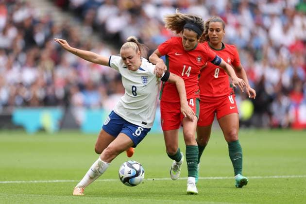 England v Portugal 01 July 2023, Milton Keynes - Womens International Friendly, Länderspiel, Nationalmannschaft - England v Portugal - Georgia Stanway of England and Dolores Silva of Portugal - Photo: Jacques Feeney Offside. Milton Keynes UK Copyright: xJacquesxFeeneyx xOffsidexOffside