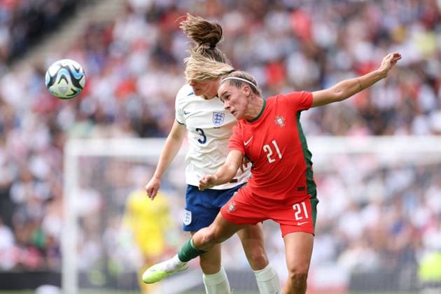England v Portugal 01 July 2023, Milton Keynes - Womens International Friendly, Länderspiel, Nationalmannschaft - England v Portugal - Niamh Charles of England and Ana Capeta of Portugal battle for the header - Photo: Jacques Feeney Offside. Milton Keynes UK Copyright: xJacquesxFeeneyx xOffsidexOffside
