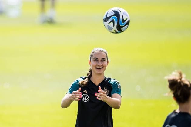 Trainingseinheit DFB Frauen; 02.07.2023 Sara Daebritz (Deutschland, 13) lachend Trainingseinheit DFB Frauen mit adidas Mitarbeitern und Kindergarten, Herzogenaurach, adidas Homeground Copyright: xBEAUTIFULxSPORTS Wunderlx