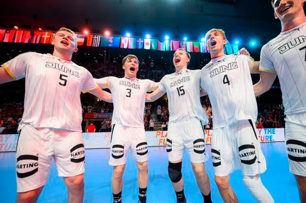 Berlin, 01. Juli 2023: Handball U21, U 21 WM - Finalrunde - Halbfinale - Deutschland - Serbien Moritz Sauter (Deutschland VfL Potsdam), Nils Lichtlein (Deutschland VfL Potsdam), Justus Fischer (Deutschland TSV Hannover-Burgdorf), Mathis Häseler Haeseler (Deutschland) Berlin Max-Schmeling-Halle Berlin Deutschland
