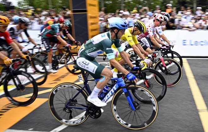 Sport Bilder des Tages British Simon Yates of Team Jayco Alula , British Adam Yates of UAE Team Emirates, US Neilson Powless of EF Education-EasyPost and Slovenian Tadej Pogacar of UAE Team Emirates pictured at the start of the second stage of the Tour de France cycling race, a 208,9 km race from Vitoria-Gasteiz to San Sebastian, Spain, Sunday 02 July 2023. This year s Tour de France takes place from 01 to 23 July 2023. JASPERxJACOBS  x69898715x
