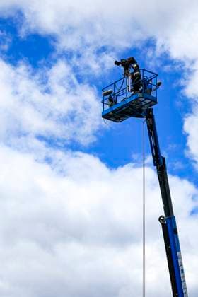 FORMULA 1 - GP of Austria 2023 SPIELBERG,AUSTRIA,02.JUL.23 - MOTORSPORTS, FORMULA 1 - Grand Prix of Austria, Red Bull Ring, legends parade. Image shows a feature with a TV camera man.  GEPAxpictures xMarioxBuehner