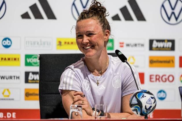 Pressekonferenz DFB Frauen; 02.07.2023 Marina Hegering (Deutschland, 5) lacht in der Pressekonferenz Pressekonferenz DFB Frauen, Herzogenaurach, adidas Homeground Copyright: xBEAUTIFULxSPORTS Wunderlx