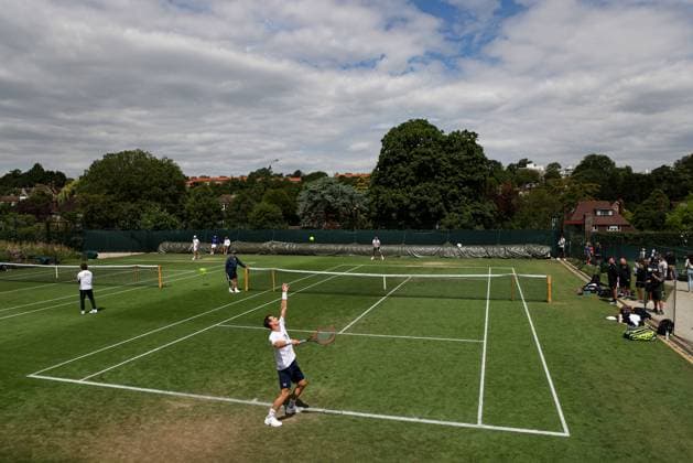 Sport Bilder des Tages 2nd July 2023; All England Lawn Tennis and Croquet Club, London, England: Wimbledon Tennis Tournament Practice Day; Andy Murray (GBR) serves during his practise session at the Aorangi Park Courts  ActionPlus12526291 JohnxPatrickxFletcher