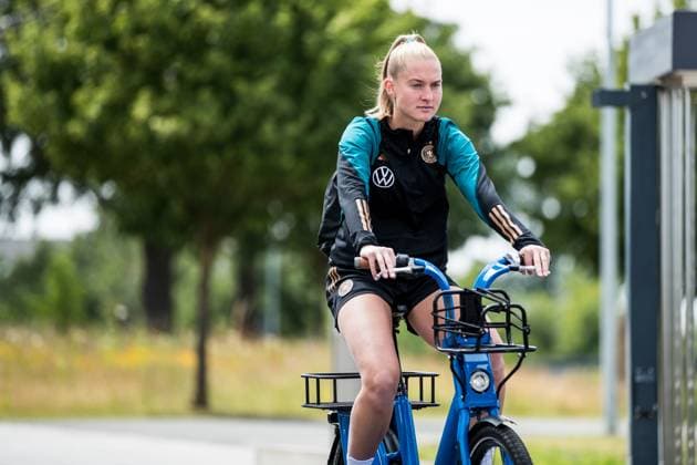 Trainingseinheit DFB Frauen; 02.07.2023 Janina Minge (Deutschland, 29) kommt mit dem Fahrrad beim Training an Trainingseinheit am Nachmittag DFB Frauen, Herzogenaurach, adidas Homeground Copyright: xBEAUTIFULxSPORTS Wunderlx