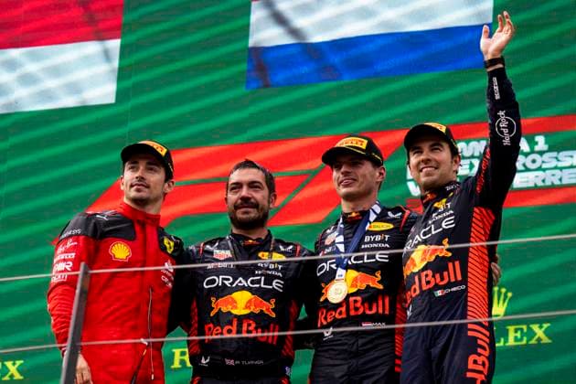 FORMULA 1 - GP of Austria 2023 SPIELBERG,AUSTRIA,02.JUL.23 - MOTORSPORTS, FORMULA 1 - Grand Prix of Austria, Red Bull Ring, podium. Image shows Charles Leclerc (MON Ferrari), a Red Bull mechanic, Max Verstappen (NED Red Bull Racing) and Sergio Perez (MEX Red Bull Racing).  GEPAxpictures xMatthiasxTrinkl