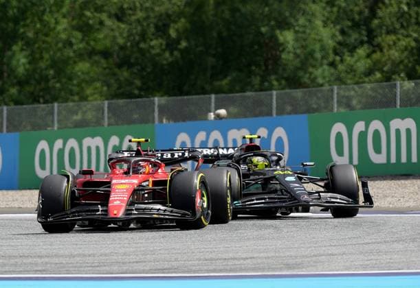 Formula 1 Rolex Großer Preis von Österreich 2023 02.07.2023, Red Bull Ring , Spielberg, Formula 1 Rolex Großer Preis von Österreich 2023 , im Bild Carlos Sainz Jr. (ESP), Scuderia Ferrari, Lewis Hamilton (GBR), Mercedes-AMG Petronas Formula One Team