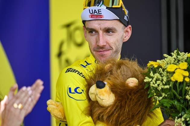 Sport Themen der Woche KW26 Sport Bilder des Tages SAN SEBASTIAN, SPAIN - JULY 02 : Yates Adam (GBR) of UAE Team Emirates on the podium during stage 2 of the 110th edition of the Tour de France 2023 cycling race, a stage of 209 kms with start in Vitoria-Gasteiz and finish in San Sebastian on July 02, 2023 in San Sebastian, Spain, 02 07 2023 ( Motordriver Kenny Verfaillie - Tour de France 2023 - Stage 02 PhotoNews Panoramic 