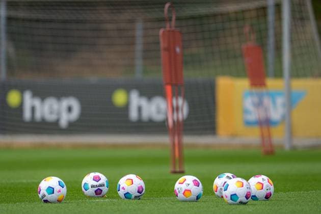 Ein Trainingsdummy und Fußbälle (Bälle) der Marke Derbystar Bundesliga Brillant Aps by Select, offizieller Spielball, official Match Ball, Symbolfoto, Symbolbild, Symbol, 02.07.2023, Zuzenhausen (Deutschland), Fussball, Bundesliga, Trainingsstart TSG 1899 Hoffenheim, DFB DFL REGULATIONS PROHIBIT ANY USE OF PHOTOGRAPHS AS IMAGE SEQUENCES AND OR QUASI-VIDEO.