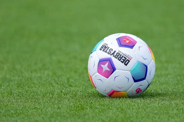 Ein Ball der Marke Derbystar Bundesliga Brillant Aps by Select liegt auf dem Rasen, offizieller Spielball, official Match Ball, Symbolfoto, Symbolbild, Symbol, 02.07.2023, Zuzenhausen (Deutschland), Fussball, Bundesliga, Trainingsstart TSG 1899 Hoffenheim, DFB DFL REGULATIONS PROHIBIT ANY USE OF PHOTOGRAPHS AS IMAGE SEQUENCES AND OR QUASI-VIDEO.