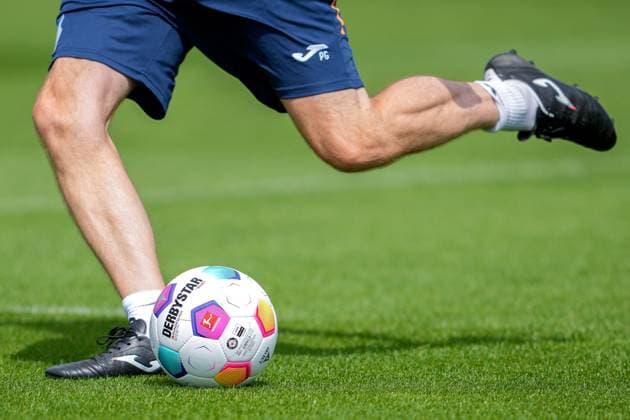 Ein Spieler (Fußballspieler) mit einem Ein Ball der Marke Derbystar Bundesliga Brillant Aps by Select, offizieller Spielball, official Match Ball, Symbolfoto, Symbolbild, Symbol, Aktion, Action, Spielszene, 02.07.2023, Zuzenhausen (Deutschland), Fussball, Bundesliga, Trainingsstart TSG 1899 Hoffenheim, DFB DFL REGULATIONS PROHIBIT ANY USE OF PHOTOGRAPHS AS IMAGE SEQUENCES AND OR QUASI-VIDEO.