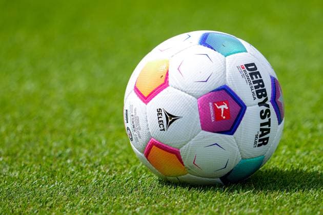 Ein Ball der Marke Derbystar Bundesliga Brillant Aps by Select liegt auf dem Rasen, offizieller Spielball, official Match Ball, Symbolfoto, Symbolbild, Symbol, 02.07.2023, Zuzenhausen (Deutschland), Fussball, Bundesliga, Trainingsstart TSG 1899 Hoffenheim, DFB DFL REGULATIONS PROHIBIT ANY USE OF PHOTOGRAPHS AS IMAGE SEQUENCES AND OR QUASI-VIDEO.