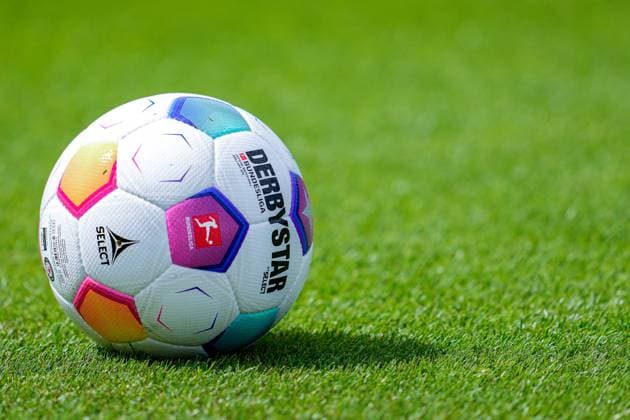 Ein Ball der Marke Derbystar Bundesliga Brillant Aps by Select liegt auf dem Rasen, offizieller Spielball, official Match Ball, Symbolfoto, Symbolbild, Symbol, 02.07.2023, Zuzenhausen (Deutschland), Fussball, Bundesliga, Trainingsstart TSG 1899 Hoffenheim, DFB DFL REGULATIONS PROHIBIT ANY USE OF PHOTOGRAPHS AS IMAGE SEQUENCES AND OR QUASI-VIDEO.