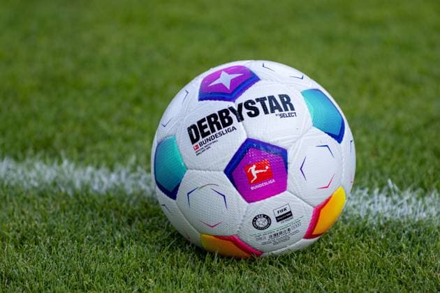 Trainingsauftakt 1. FSV Mainz 05, Saison 2023 24, 02.07.2023 Der offizielle Spielball der DFL 1. Fussball Bundesliga: Derbystar Select Bundesliga Brillant APS; liegt auf gruenem Rasen auf weisser Seitenlinie; Official Match Ball; Trainingsauftakt 1. FSV Mainz 05, Saison 2023 24, 02.07.2023