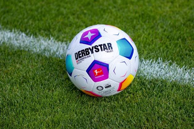 Trainingsauftakt 1. FSV Mainz 05, Saison 2023 24, 02.07.2023 Der offizielle Spielball der DFL 1. Fussball Bundesliga: Derbystar Select Bundesliga Brillant APS; liegt auf gruenem Rasen auf weisser Seitenlinie; Official Match Ball; Trainingsauftakt 1. FSV Mainz 05, Saison 2023 24, 02.07.2023