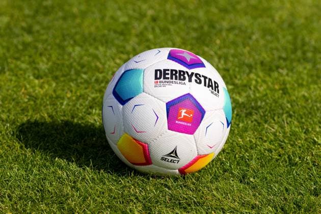 Trainingsauftakt 1. FSV Mainz 05, Saison 2023 24, 02.07.2023 Der offizielle Spielball der DFL 1. Fussball Bundesliga: Derbystar Select Bundesliga Brillant APS; lauf gruenem Rasen; Sonnenschein; Schatten; Official Match Ball; Trainingsauftakt 1. FSV Mainz 05, Saison 2023 24, 02.07.2023