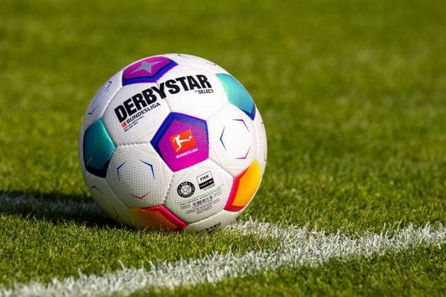 Trainingsauftakt 1. FSV Mainz 05, Saison 2023 24, 02.07.2023 Der offizielle Spielball der DFL 1. Fussball Bundesliga: Derbystar Select Bundesliga Brillant APS; liegt an der Eckfahne; Official Match Ball; Trainingsauftakt 1. FSV Mainz 05, Saison 2023 24, 02.07.2023