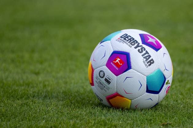 Trainingsauftakt 1. FSV Mainz 05, Saison 2023 24, 02.07.2023 Der offizielle Spielball der DFL 1. Fussball Bundesliga: Derbystar Select Bundesliga Brillant APS; liegt auf gruenem Rasen; Official Match Ball; Trainingsauftakt 1. FSV Mainz 05, Saison 2023 24, 02.07.2023
