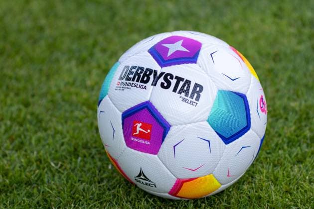 Trainingsauftakt 1. FSV Mainz 05, Saison 2023 24, 02.07.2023 Der offizielle Spielball der DFL 1. Fussball Bundesliga: Derbystar Select Bundesliga Brillant APS; liegt auf gruenem Rasen; Official Match Ball; Trainingsauftakt 1. FSV Mainz 05, Saison 2023 24, 02.07.2023