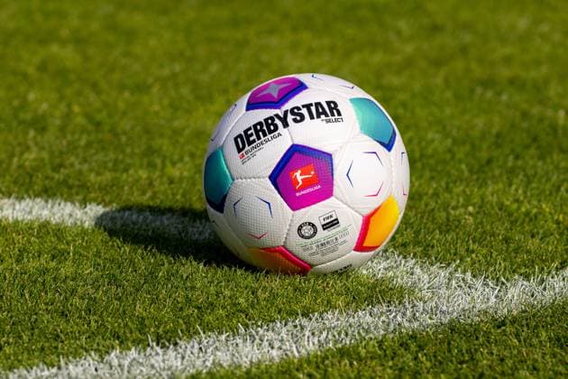 Trainingsauftakt 1. FSV Mainz 05, Saison 2023 24, 02.07.2023 Der offizielle Spielball der DFL 1. Fussball Bundesliga: Derbystar Select Bundesliga Brillant APS; liegt an der Eckfahne; Official Match Ball; Trainingsauftakt 1. FSV Mainz 05, Saison 2023 24, 02.07.2023