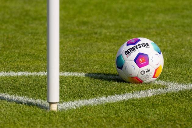Trainingsauftakt 1. FSV Mainz 05, Saison 2023 24, 02.07.2023 Der offizielle Spielball der DFL 1. Fussball Bundesliga: Derbystar Select Bundesliga Brillant APS; liegt an der Eckfahne; Official Match Ball; Trainingsauftakt 1. FSV Mainz 05, Saison 2023 24, 02.07.2023