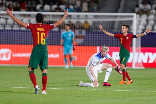 UEFA U21, U 21 EM, England - Portugal, Viertelfinale, 02.07.2023, Kutaissi Anthony GORDON ( 11, England) verliert nach einem Foul seinen rechten Schuh, Alexandre PENETRA ( 16, Portugal) und Tiago DANTAS ( 6, Portugal) beschweren sich, UEFA U21-Fussball-Europameisterschaft in Rumaenien und Georgien, England - Portugal, Viertelfinale, 02.07.2023, Ramas-Schengelia-Stadion, Kutaissi Copyright: xBEAUTIFULxSPORTS Meuselx