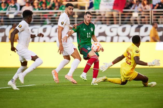 RECORD DATE NOT STATED 2023 CONCACAF Gold Cup Mexico vs Qatar (L-R), Santiago Gimenez of Mexico and Meshaal Barsham of Mexico during the game Mexico (Mexican national team, Nationalteam vs Qatar, corresponding to group B of the CONCACAF Gold Cup 2023, at Levis Stadium, on July 02, 2023. <br><br> (I-D), Santiago Gimenez de Mexico y Meshaal Barsham de Mexico durante el partido Mexico (Seleccion Nacional de Mexico) vs Qatar, correspondiente al grupo B de la Copa Oro de la CONCACAF 2023, en el Levis Stadium, el 02 de Julio de 2023. SANTA CLARA CALIFORNIA ESTADOS UNIDOS Copyright: xJorgexMartinezx 20230702222043_CGC_GB_MEX_QAT_GIMENEZ113