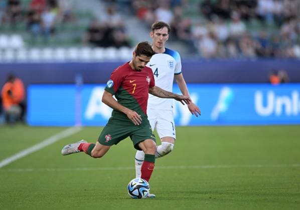 UEFA U21, U 21 ENG-POR Pedro Neto (POR) and James Garner (14 ENG), UEFA U21 ENG-POR, 1 4 final, Georgia, Kutaisi, Shengelia Arena Kutaisi Ramaz Shengelia Arena - Kutaisi Georgia Copyright: xTamaraxKulumbegashvilix KUL_1509