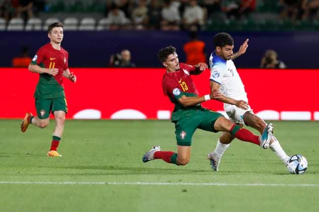 UEFA U21, U 21 EM, England - Portugal, Viertelfinale, 02.07.2023, Kutaissi Jose CARLOS ( 13, Portugal) im Zweikampf mit Morgan GIBBS-WHITE ( 7, England), UEFA U21-Fussball-Europameisterschaft in Rumaenien und Georgien, England - Portugal, Viertelfinale, 02.07.2023, Ramas-Schengelia-Stadion, Kutaissi Copyright: xBEAUTIFULxSPORTS Meuselx