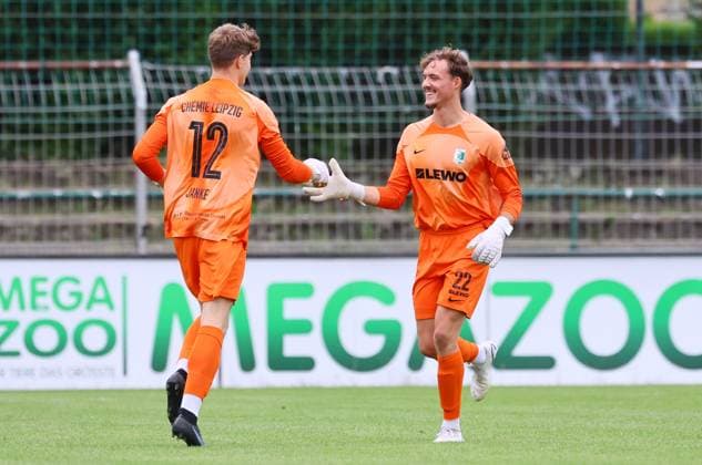 Chemie Leipzig - Hapoel Kfar Saba Testspiel Leipzig, 01.07.2023, Alfred-Kunze-Sportpark, Fussball, Testspiel , BSG Chemie Leipzig v. Hapoel Kfar Saba FC (2. Liga, Israel) 1:1 (0:0) , Chemie Spielerwechsel. Im Bild v.l.: Torwart Jonas Janke (Chemie) kommt für Torwart Lenno Udo Schmidt (22, Chemie) ,