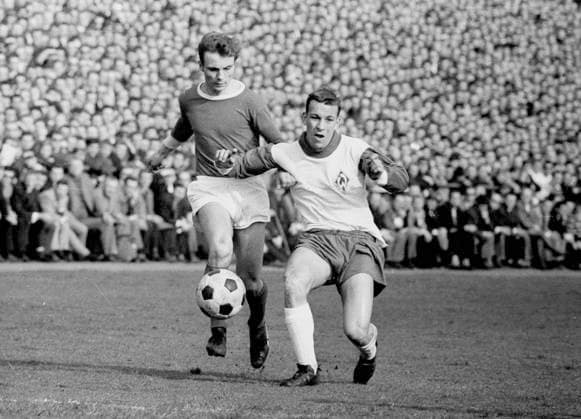 FC Schalke 04 - SV Werder Bremen 1:0 03.04.1965 Reinhard Libuda (S04) im Zweikampf mit Horst Höttges (rechts) *** FC Schalke 04 SV Werder Bremen 1 0 03 04 1965 Reinhard Libuda S04 in a duel with Horst Höttges right HM
