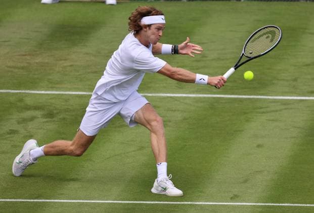 Sport Bilder des Tages 2023 Wimbledon Tournament LONDRES, LO - 03.07.2023: 2023 WIMBLEDON TOURNAMENT - Andrey Rublev (RUS) during Wimbledon 2023 Tournament held in London, England. (Photo: Andre Chaco Fotoarena) x2396411x  AndrexChaco